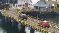 Ilustrasi kendaraan memasuki kapal di Pelabuhan Ketapang (Hermawan Arifianto/Liputan6.com)