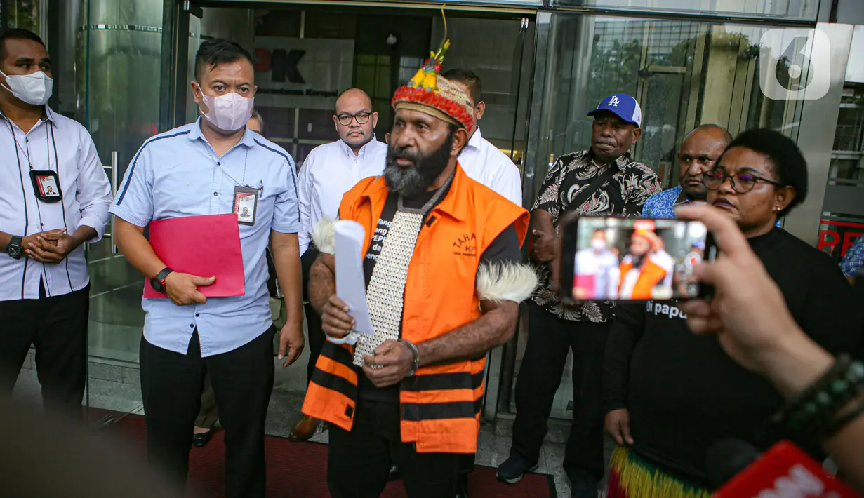 Dia pun merasa mendapat perlakuan diskriminatif dari komisi antirasuah. Sebab, tersangka lain dari berbagai daerah yang sama-sama ditahan di rutan KPK bisa disidang di daerah masing-masing. Sedangkan, dirinya diadili di daerah yang jauh dari tempat tinggal dan wilayahnya ketika menjadi Bupati Mamberamo Tengah. (Liputan6.com/Faizal Fanani)