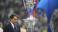 Pelatih Inter Milan, Simone Inzaghi, berjalan di dekat trofi setelah final Champions League melawan Paris Saint-Germain (PSG) di Allianz Arena, Munich, Jerman, Sabtu, 31 Mei 2025. (AP Photo/Matthias Schrader)