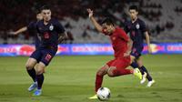 Gelandang Timnas Indonesia, Evan Dimas, berusaha mengecoh pemain Thailand, Tristan Do, dalam laga kualifikasi Piala Dunia 2022 Zona Asia di Stadion Utama Gelora Bung Karno, Senayan, Selasa (10/9/2019). (Bola.com/Vitalis Yogi Trisna)