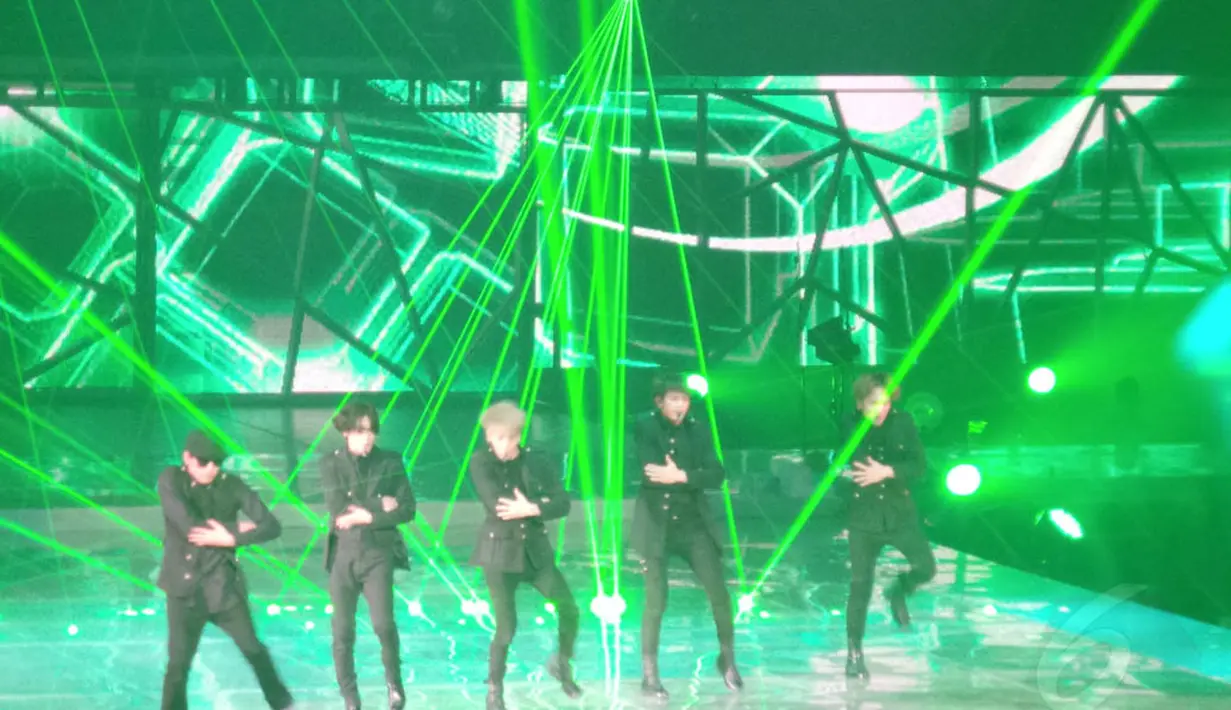 Panggung hidrolik yang dikelilingi LED dan lampu menjadikan konser terakhir SHINee itu mewah dan sempurna, Jakarta, Minggu (22/6/14). (Liputan6.com/Desika Pemita)