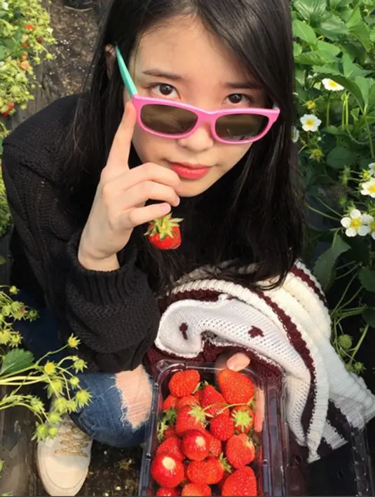 IU pernah membintangi drama musikal ‘Dream High’ bersama Suzy Miss A,  Wooyoung 2pm  dan Kim Soo Hyun.  (via instagram@dlwlrma/Bintang.com)