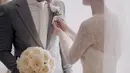 Beberapa potret pasangan jelang nikah ini diunggah di media sosial keduanya. Dion terlihat gagah dengan stelan jas yang akan dikenakan. begitu juga Fiona yang tampil cantik. (Instagram/mrmrswiyoko)