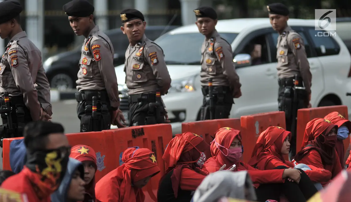 Petugas berjaga saat aksi Peringatan 20 Tahun Reformasi di depan Istana Merdeka, Jakarta, Minggu (20/5). Dalam aksinya massa KOMITMEN menyerukan berbagai tuntutan, antara lain mewujudkan demokrasi yang lebih adil dan jujur. (Merdeka.com/Iqbal S Nugroho)