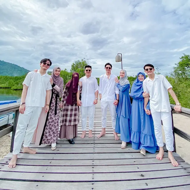 Pertama Kali Trip Bareng, Ini 6 Potret Personel Adam Musik Bersama Istri