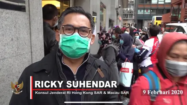 Ricky Suhendar, Konsul Jenderal RI untuk Hong Kong dan Makau. KJRI Hong Kong membagikan masker bagi WNI di tengah merebaknya Virus Corona.