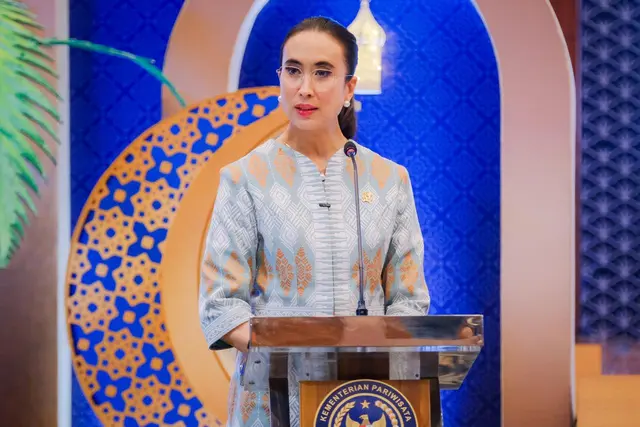 Tak ambil pusing, klarifikasi Menpar Widiyanti soal isu mandi pakai air galon saat kunker ke daerah