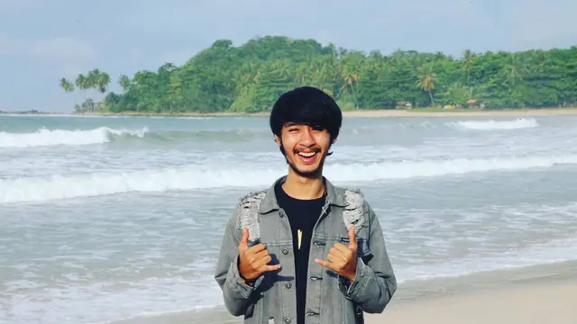 Ingat Somat 'Eneng dan Kaos Kaki Ajaib'? Ini 6 Potret Terbarunya Bareng Kekasih