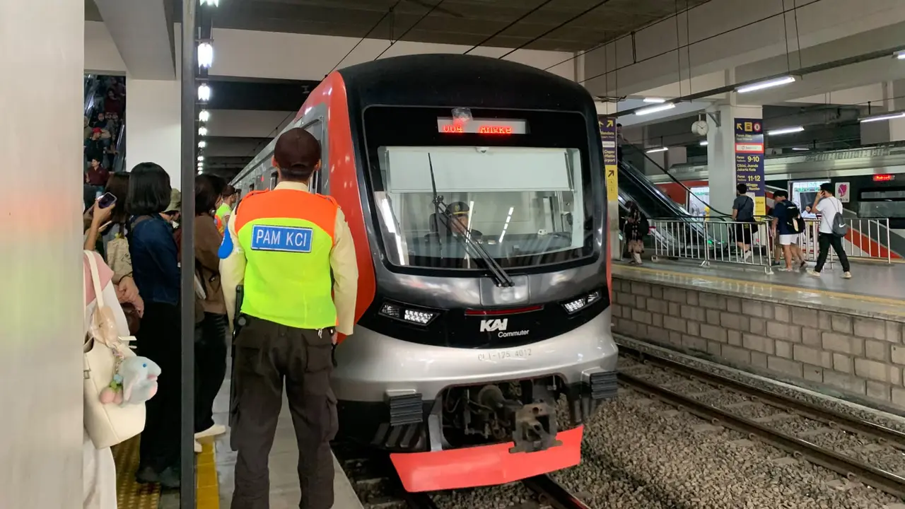kepadatan penumpang KRL di Stasiun Manggarai, Senin (28/9/2026). (Liputan6.com/Rachel Aulia)