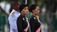 Putri Thailand Sirivannavari Nariratana (kiri) dan Bajrakitiyabha saat mengikuti prosesi kremasi almarhum Raja Bhumibol Adulyadej di Bangkok, Thailand (26/10). Mereka Berdua adalah putri dari Raja Thailand, Maha Vajiralongkorn. (AFP Photo/Anthony Wallace)