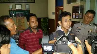Salah seorang pedagang pasar di Kabupaten Indramayu Jawa Barat diamankan petugas polisi beberapa jam setelah memposting ulang informasi hoax yang didapat dari akun facebook milik orang lain. (Liputan6.com / Panji Prayitno)