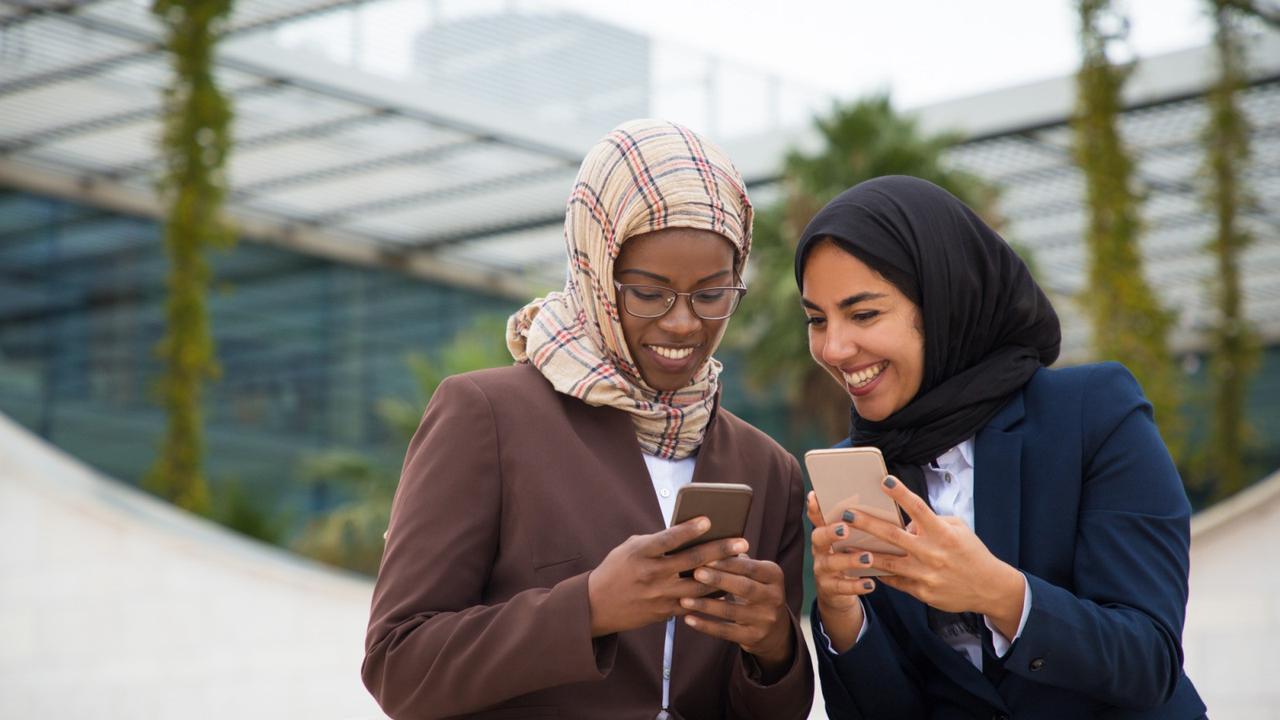 Ilustrasi muslim, lucu, tertawa, main HP