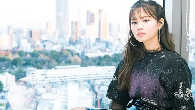 [Bintang] Hadiri Seoul Fashion Week, Lee Hi Tampil Glowing di Bangku Front Row