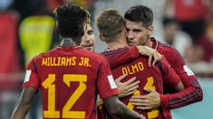 Timnas Spanyol berhasil menang telak 7-0 atas Kosta Rika dalam laga matchday pertama di Grup E Piala Dunia 2022 yang digelar Rabu (23/11/2022) malam WIB di Al Thumama Stadium, Doha, Qatar. Penampilan superior Timnas Spanyol merupakan buah kolaborasi para pemain tua dan muda yang menghuni skuad La Furia Roja. Dari tujuh gol yang tercipta, Gavi menjadi pemain termuda yang mencetak gol, sementara peran pemain tua diwakili oleh Alvaro Morata. (AP/Francisco seco)