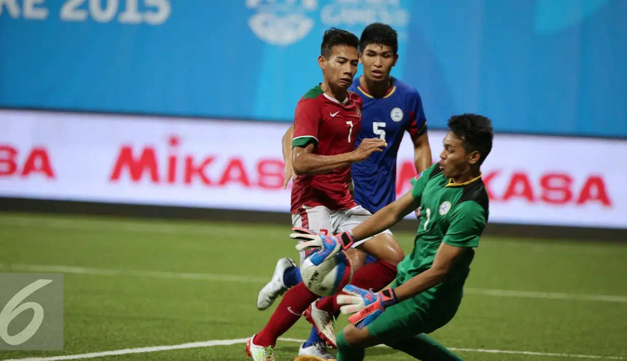 Gelandang timnas Indonesia U-23, Ahmad Nufiandani (kiri) gagal mengecoh penjaga gawang Filipina, Florencio Jr di penyisihan Grup A Sea Games 2015 di Stadion Jalan Besar, Singapura, Selasa (9/6/2015). Indonesia unggul 2-0. (Liputan6.com/Helmi Fithriansyah)
