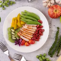 Sepiring makanan sehat mulai dari daging, sayur, dan buah (Foto Dok: Freepik/jcomp).