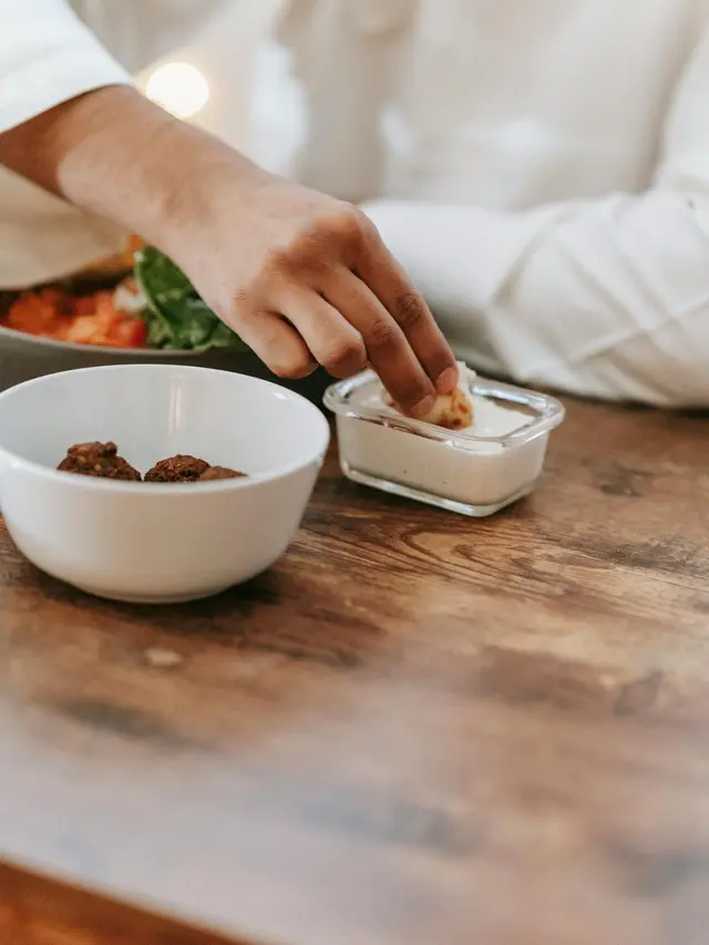 Laki-laki sedang makan