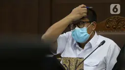 Terdakwa kasus dugaan suap penghapusan red notice atas nama Djoko S Tjandra, Brigjen (Pol) Prasetijo Utomo menjalani sidang lanjutan di Pengadilan Tipikor Jakarta, Senin (16/11/2020). Sebelumnya, Prasetijo didakwa menerima uang suap USD 150.000 dari Djoko S Tjandra. (Liputan6.com/Helmi Fithriansyah)