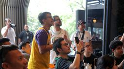 Ekspresi selebritas Indonesia, Andovi da Lopez saat nonton bareng NBA Finals antara Dallas Mavericks melawan Boston Celtics di Stark Taproom, Elysee, SCBD, Jakarta pada hari Sabtu (15/6/2024). (Bola.com/Syahkist Afi Daib)