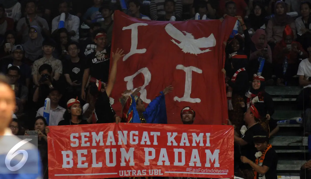 Suporter tim bulutangkis Indonesia membentangkan spanduk saat menyaksikan laga BCA Indonesia Open 2016 di Istora Senayan Jakarta, Rabu (1/6/2016). BCA Indonesia Open 2016 akan berlangsung hingga Minggu (5/6). (Liputan6.com/Helmi Fithriansyah)