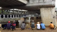 Warga berkumpul untuk memancing ikan dari Sungai Ciliwung yang meluap di Rawajati,Jakarta, Selasa (6/2). Banyak ikan yang hanyut terbawa arus banjir Sungai Ciliwung. (Liputan6.com/Immanuel Antonius)