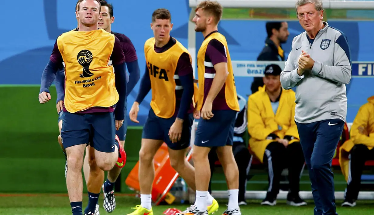 Pelatih Timnas Inggris, Roy Hodgson (kanan) memimpin langsung sesi latihan The Three Lions di Stadion Corinthians, Sao Paolo, Brasil, (19/6/2014). (REUTERS/Tony Gentile)