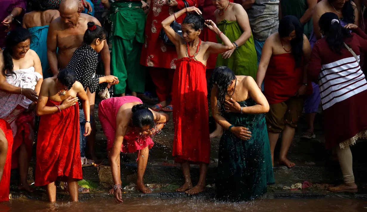 Para umat menggelar ritual mandi suci di sungai di Matathirtha, Kathmandu, Nepal, 6 Mei 2016. (REUTERS / Navesh Chitrakar)