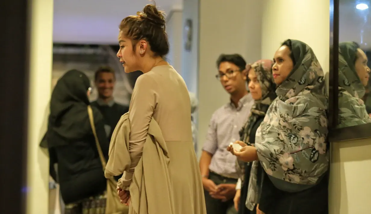 “Kami tahu sakitnya memang sudah lama. Jadi kami memang lebih dekat dengan mamanya, paling ketemu abah hanya salam saja. Tapi katanya Olla memang anak kesayangan abah,” kata Ashanty. (Adrian Putra/Bintang.com)