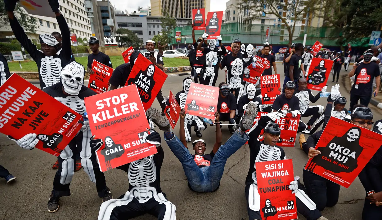 Aktivis lingkungan membawa poster penolakan saat demonstrasi menentang rencana pemerintah untuk menambang batu bara dan membuka PLTU, Nairobi, Kenya, Selasa (5/6). Aktivis mengatakan proyek itu akan berdampak buruk pada lingkungan. (AP Photo/Ben Curtis)