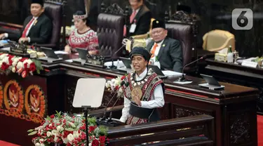 Presiden Joko Widodo atau Jokowi menyampaikan pidato kenegaraan pada Sidang Tahunan MPR dan Sidang Bersama DPR-DPD Tahun 2023 di Gedung Nusantara, Kompleks Parlemen, Senayan, Jakarta, Rabu (16/8/2023). Pidato Presiden dalam rangka penyampaian laporan kinerja lembaga-lembaga negara. (Liputan6.com/Faizal Fanani)