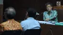 Mantan Dirut PT Quadra Solutions, Anang Sugiana Sudihardjo menyimak keterangan saksi pada sidang lanjutan dugaan korupsi pengadaan E-KTP di Pengadlian Tipikor, Jakarta, Senin (21/5). Sidang mendengar keterangan saksi. (Liputan6.com/Helmi Fithriansyah)