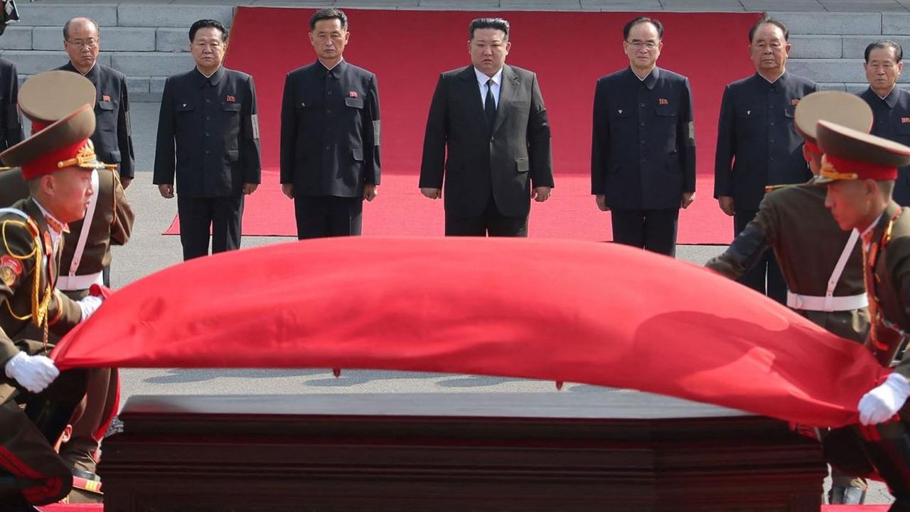 Pemimpin Korea Utara, Kim Jong-un berduka atas kematian sosok pejabat penting negaranya, Kim Ki Nam. Foto-foto yang dirilis kantor berita Korea Utara (KCNA) memperlihatkan Kim Jong-un memimpin langsung upacara pemakaman Kim Ki Nam di Pyongyang, pada Kamis