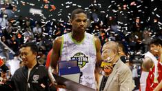 Pebasket Pelita Jaya, Chester Giles, menerima trofi MVP pada laga IBL All Star di Britama Arena, Jakarta, Minggu (7/1/2018). Dirinya menjadi MVP IBL All Star setelah menorehkan 40 poin dan 10 rebound. (Bola.com/M Iqbal Ichsan)