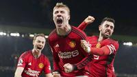 Pemain Manchester United, Rasmus Hojlund, melakukan selebrasi setelah mencetak gol ke gawang Aston Villa pada pekan ke-19 Premier League 2023/2024 di Stadion Old Trafford, Rabu (27/12/2023). Gol itu juga menjadi penentu kemenangan MU atas Aston Villa dengan skor 3-2. (AP Photo/Martin Rickett)