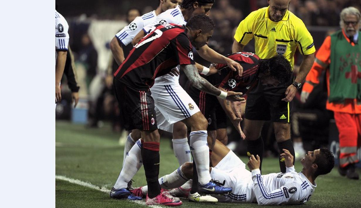 Cristiano Ronaldo bersitegang dengan pemain AC Milan, Gennaro Ivan Gattuso, dalam laga Liga Champion di Stadion San Siro, Milan, 3 November 2010. (AFP/Olivier Morin)