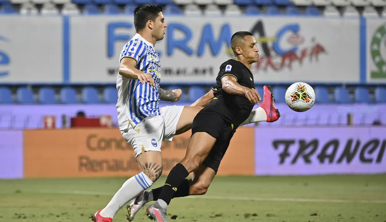 Penyerang Inter Milan, Alexis Sanchez, berebut bola dengan pemain SPAL, Kevin Bonifazi, pada laga lanjutan Serie A pekan ke-33 di Stadio Paolo Mazza, Jumat (17/7/2020) dini hari WIB. Inter Milan menang 4-0 atas SPAL. (Massimo Paolone/LaPresse via AP)