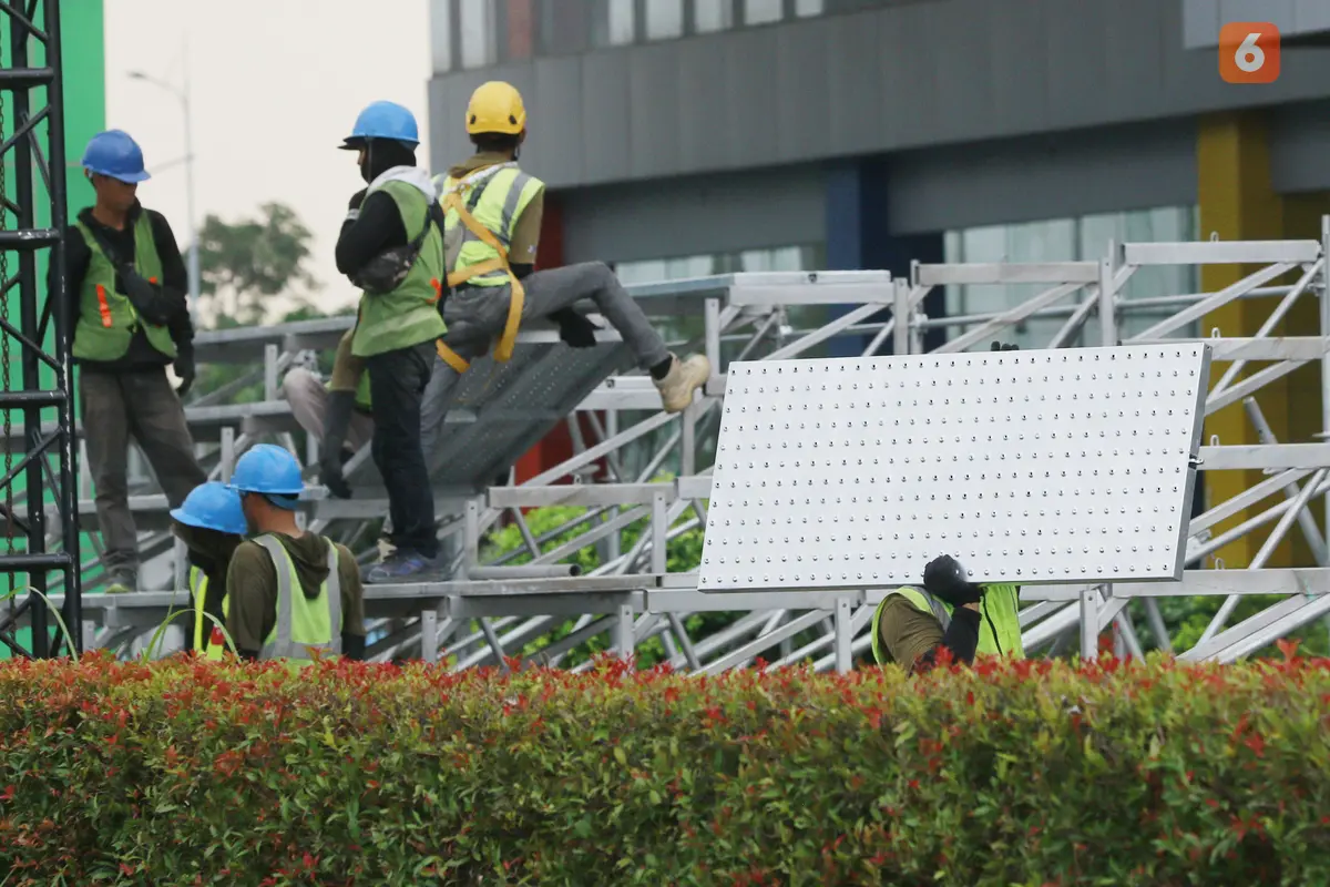 Foto: Melihat Kesibukan Pekerja Jelang Balapan Formula E di Jakarta