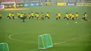 Para pemain Borrusia Dortmund melakukan pemanasan selama sesi latihan di tempat latihan tim di Dortmund, Jerman barat (9/3/2021). Dortmund akan bertanding melawan Sevilla pada leg kedua babak 16 besar Liga Champions di Signal Iduna Park. (AFP/Ina Fassbender)