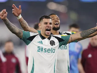 Pemain Newcastle, Bruno Guimaraes merayakan kemenangan timnya atas West Ham dalam laga lanjutan Liga Inggris 2024/2025 di London Stadium, London, Inggris, Selasa (11/03/2025) dini hari WIB. (AP Photo/PA/Zac Goodwin)