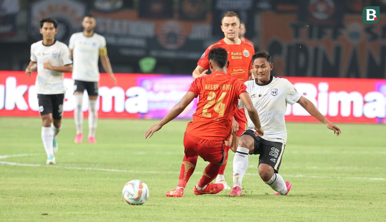 <p>Pemain Rans Nusantara FC, Zidane Afandi (kanan) berebut bola dengan pemain Persija Jakarta, Resky Fandi pada laga pekan ke-16 BRI Liga 1 2023/2024 di Stadion Patriot Candrabhaga, Bekasi, Minggu (22/10/2023) malam WIB. (Bola.com/Abdul Aziz)</p>
