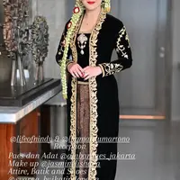  

Sri Mulyani dan suami baru saja menggelar pesta pernikahan putra bungsunya Luqman Indra Pambudi Sumartono dengan Windy Chintya Dewi. Mertua dan menantu tampil serasi dengan kebaya kutu baru rancangan Didiet Maulana