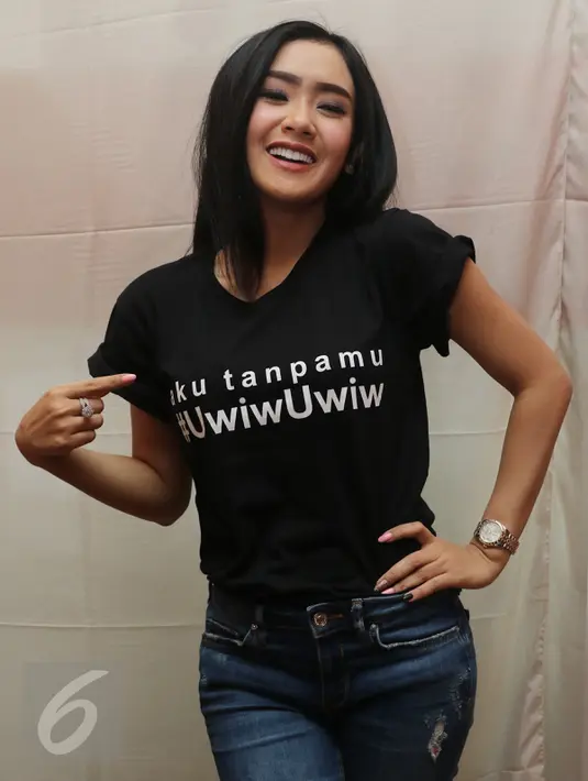Penyanyi Cita Citata berpose usai peluncuran single terbarunya 'Aku Tanpamu Uwiw Uwiw' di kawasan Cikini, Jakarta, Rabu (27/4). Cita menjelaskan kalau ia membuat lagu ini karena sedang jatuh cinta dengan pria bernama Ical. (Liputan6.com/Herman Zakharia)