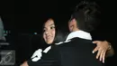 Al Ghazali terlihat memeluk Alyssa Daguise usai mengisi acara di kawasan Senayan, Jakarta, Sabtu (8/5). Kini Al Ghazali mulai sering memamerkan kemesraan dengan gadis turunan Prancis-Indonesia itu di depan publik. (Liputan6.com/Herman Zakharia)