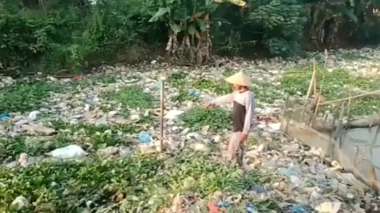 Kali Cikarang Bekasi Berubah Jadi Lautan Sampah
