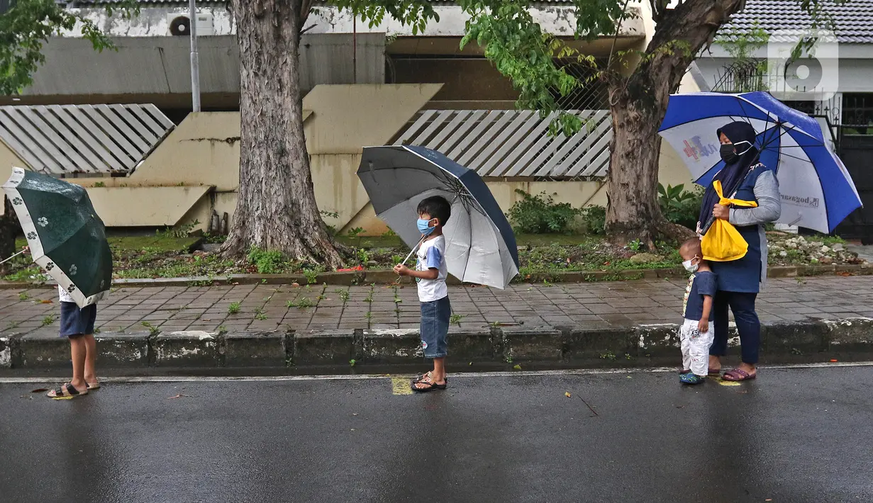 Warga mengantre untuk mendapatkan takjil gratis di Jalan Cempaka Putih Tengah XXI, Jakarta, Rabu (14/4/2021). Berbagai menu takjil dibagikan secara gratis seperti aneka kue, kolak, gorengan, nasi kotak dan lain-lain. (Liputan6.com/Herman Zakharia)