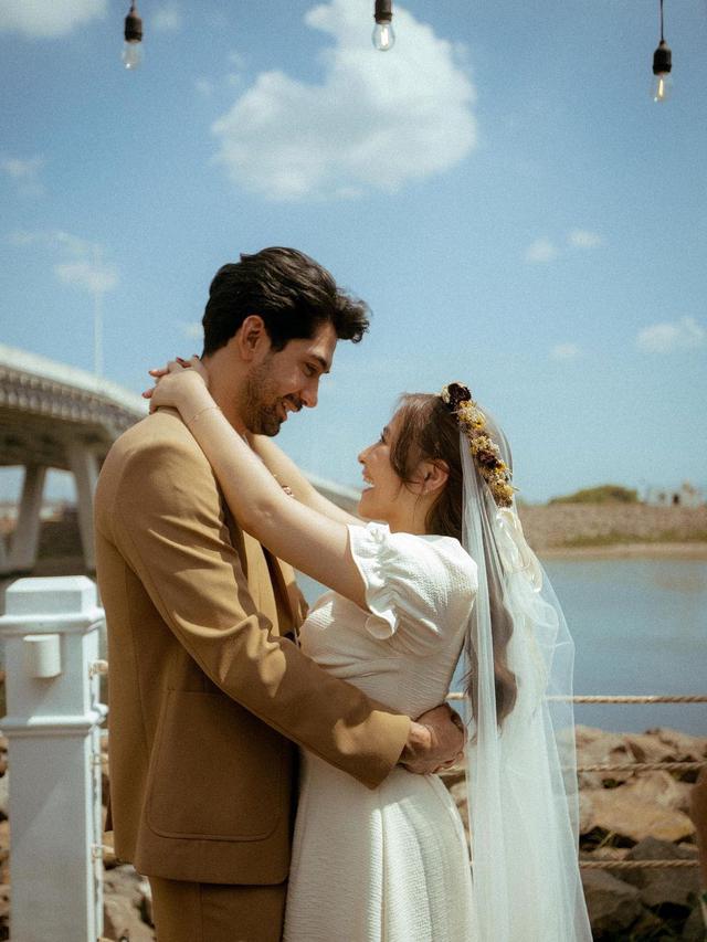 6 Potret Mesra Prilly Latuconsina dan Reza Rahadian di MV Dear Love, Bak Prewedding