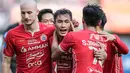 <p>Para pemain Persija Jakarta merayakan gol kedua ke gawang Barito Putera yang dicetak Hansamu Yama Pranata (tengah) pada laga lanjutan BRI Liga 1 2022/2023 di Stadion Patriot Candrabhaga, Bekasi, Rabu (22/02/2023). (Bola.com/Bagaskara Lazuardi)</p>