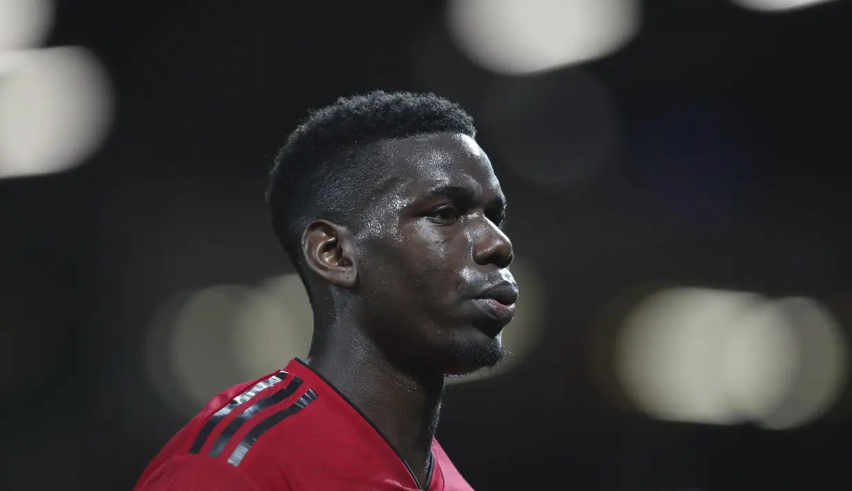 Gelandang Manchester United, Paul Pogba, saat pertandingan melawan Valencia pada laga Liga Champions di Stadion Old Trafford, Selasa (2/10/2018). Manchester United ditahan 0-0 oleh Valencia. (AP/Jon Super)