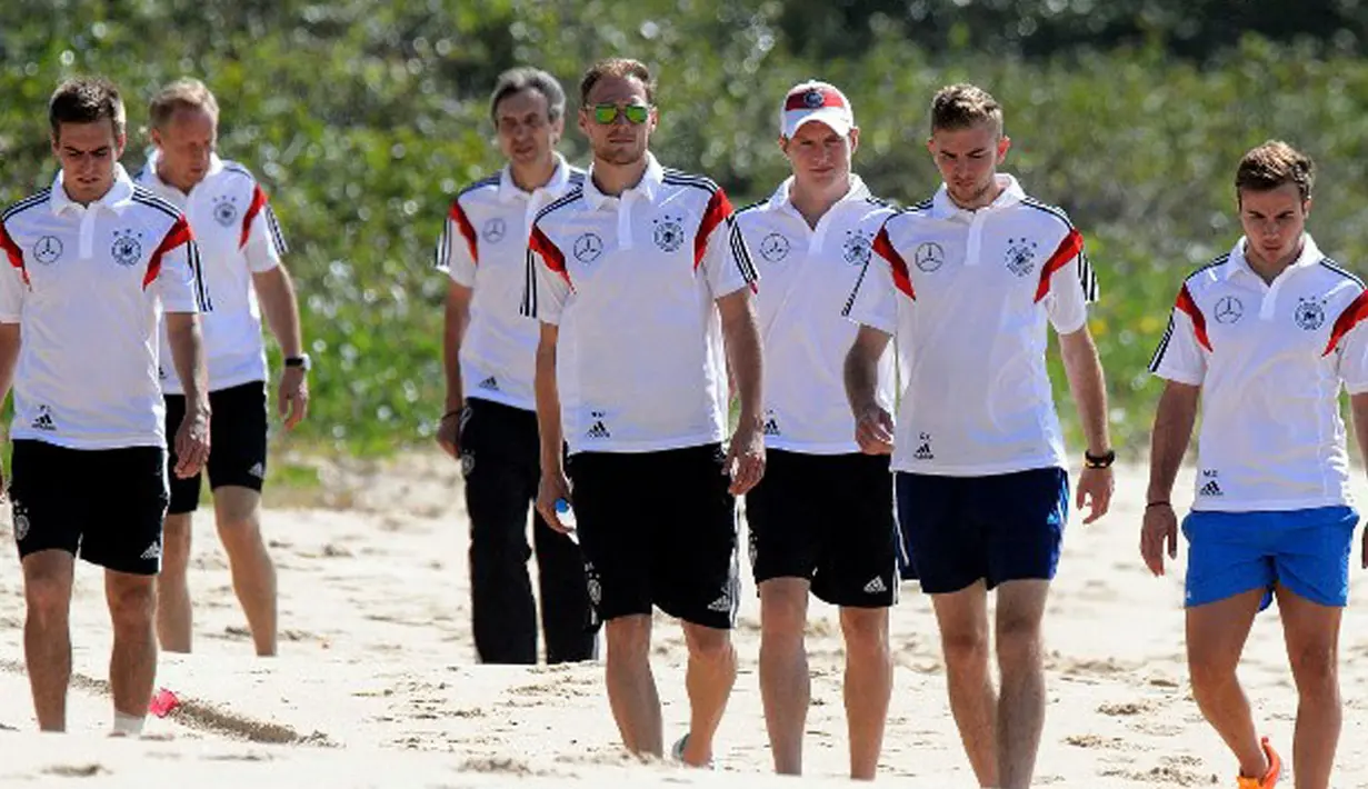 Timnas Jerman memanfaatkan waktu luang untuk berjalan-jalan di salah satu pantai dekat Santo Andre, Sao Paolo, Brasil, (10/6/2014). (AFP PHOTO/Markus Gilliar)