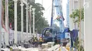 Pekerja menyelesaikan proyek pembangunan Jembatan Penyeberangan Multiguna atau Skybridge di Tanah Abang, Jakarta, Jumat (24/8). Pembangunan jembatan itu menghubungkan Stasiun Tanah Abang dengan Pasar Blok G Tanah Abang. (Liputan6.com/Immanuel Antonius)